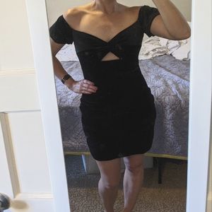 Black velvet off shoulder keyhole bodycon dress